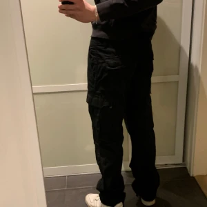 Urban Classics Cargobyxor - Cargobyxor från Urban Classics. Svart färg. Nyskick. Normal passform. Hör gärna av dig vid frågor!