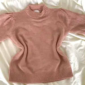 Säljer denna superfina stickade rosa tröjan med ballongärm! Endast använd 1 gång! ☺️Superfint skick! Kvaliten är jättebra! Pris kan såklart diskuteras💕🌷den är i storlek M men passar även folk som bär S! 