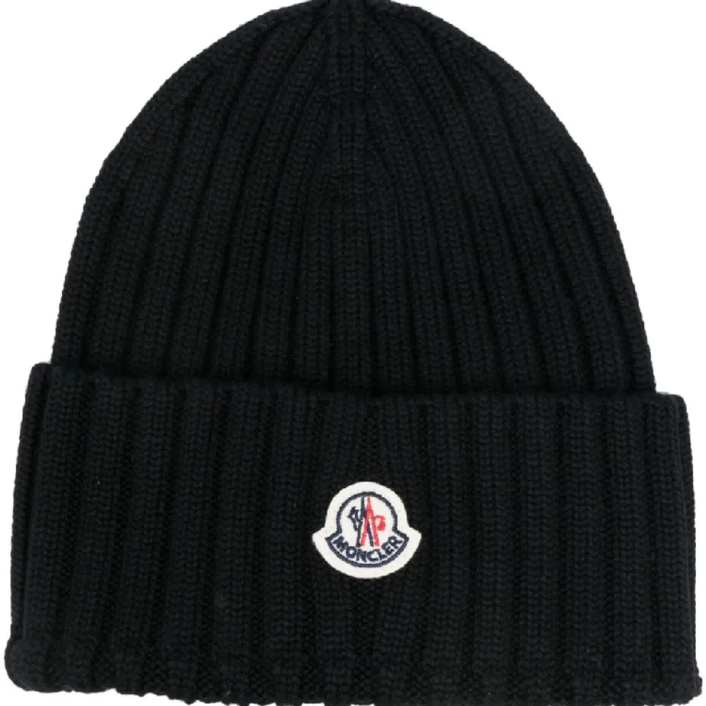 Moncler mössa med ett litet hål som knappt syns, annars bra sick. Asusteet.