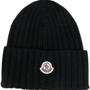 Moncler mössa - Moncler mössa med ett litet hål som knappt syns, annars bra sick