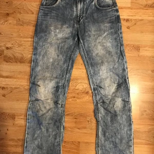 Ljusa jeans från H&M  - Snygga ljusblå jeans från H&M BRAGG modell: regular seat straight leg. Storlek 158 total längd: 95 cm bredd i midjan: 37