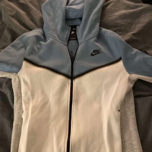 Nike tech fleece - Säljer denna Nike tech fleece, skicka 9/10 Storlek small men passar medium också