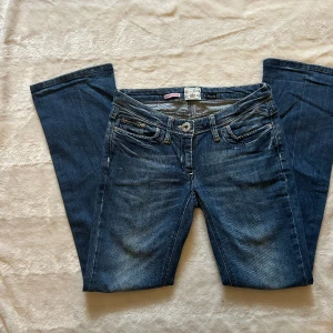 Snygga lågmidjade jeans - Så snygga lågmidjade jeans! Midjemått 35cm tvärs över!⚡️⚡️