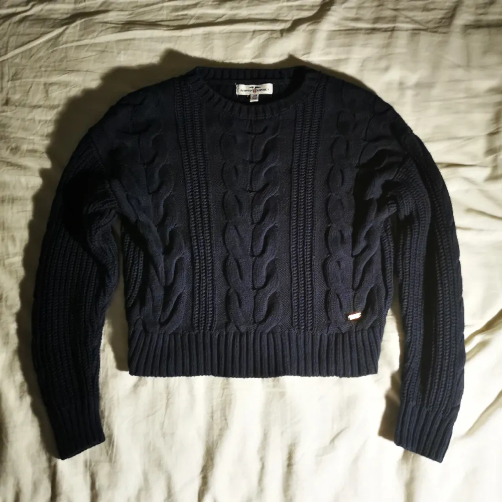 Snygg marinblå kabelstickad hampton republic tröja, använd endast ett fåtal gånger. Den är i storlek 134/140 men passar även mig med xxs-xs. Skriv för mer info💗. Tröjor & Koftor.