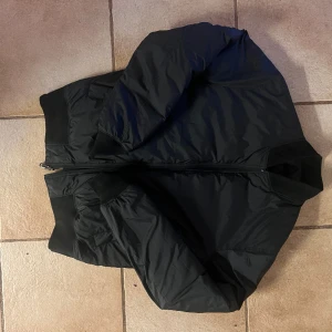 J. Lindeberg black reversible jacket - Nytt skick. Aldrig använd. För liten för mig bara.  Står ingen storlek men skulle säga att den defenitivt är en medium. Jag är 194cm och den passar precis. 