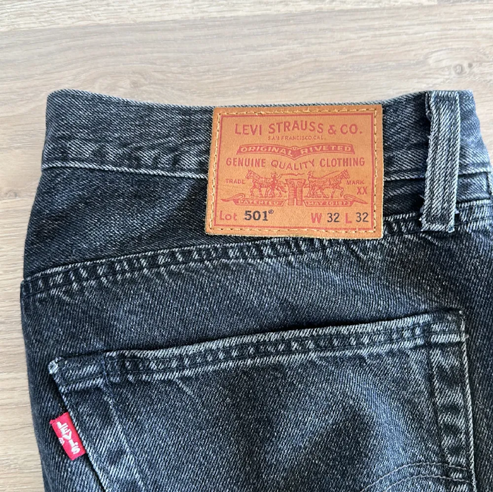 Säljer ett par jeans från Levi’s som knappt har kommit till användning, köptes i december. Köpta för 1200kr. Jeans & Byxor.