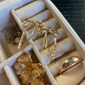 Rosett örhängen  - Super fina rosett örhängen i guld!💛 Använda fåtal gånger! 💛  Från SLY smycken 💛