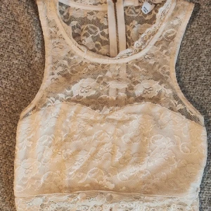 Linne  - Jättefint linne i spets. Använt 2 ggr. Stl xs.  Finns i Sölvesborg, kan skickas mot fraktkostnad 