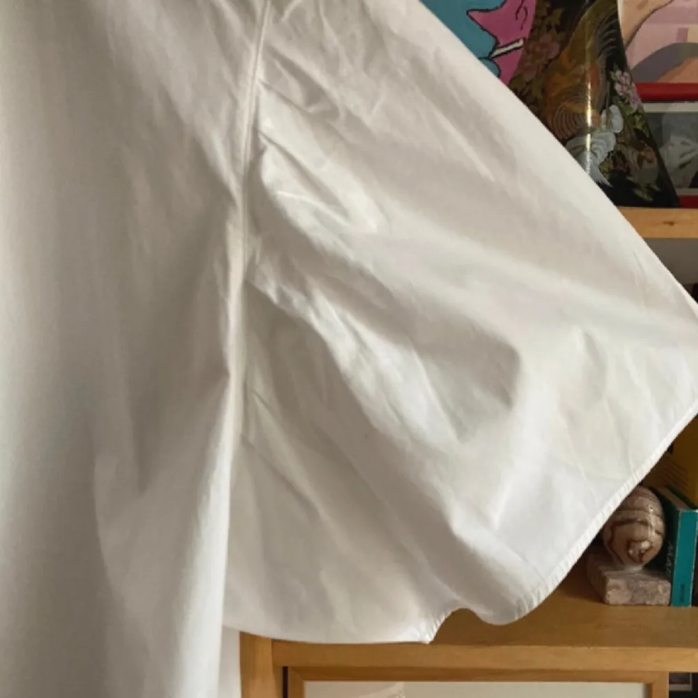 Superfin blus från massimo dutti! Finare tyg så funkar toppen till finare sammanhang💞 Kan mötas upp i Lund men också skicka (köpare står för frakten).. Puserot.