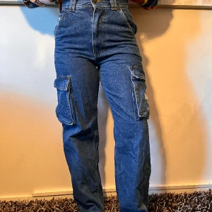 cargo jeans - cargo jeans från Karl Kani. orginalpriset ligger runt 800.