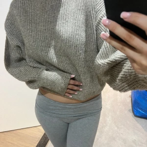 Stickad tröja - Brun/beige stickad tröja med krage💗