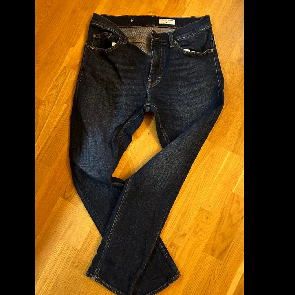 Säljer mina skitsnygga J.lindeberg jeans då dom aldrig kommit till använding. därav skick 10/10 strl 30/32 vilket motsvarar ungefär S. Nypris ca 1499kr men säljes endast för 500kr . SLIM FIT!. Jeans & Byxor.