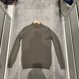 Stenströms tröja  - Stenströms halvzip i mycket bra skick, sparsamt använd! Nypris 1600 kronor säljer för endast 449 kronor. Den perfekta tröjan för våren!🤩