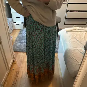 Jättefin mönstrad maxi kjol köpt på marknad utomlands! Säljer då jag nyss köpt 2 st nya och behöver resa🥰 Är töjbar så passar xs - m (pris kan diskuteras)🫶