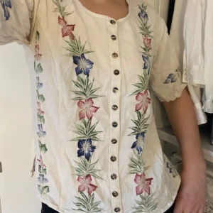 Blommig blus/tröja med knytning - Söt tröja/blus med knytning i ryggen, (får den att sitta mer eller mindre som korsett). Jättefin, hoppas du gillar den☺️💕