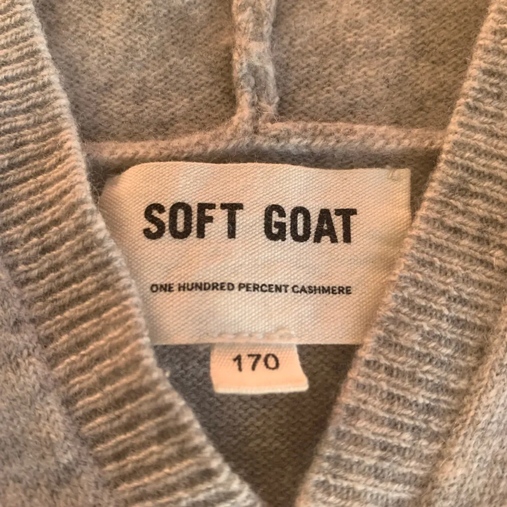 En väldigt eftertraktad och snygg soft goat hoodie i 100% kashmir som är i bra skick, kom gärna med frågor!👊🏻💯. Hoodies.