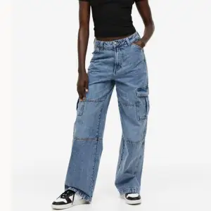 Jättesnygga cargo-jeans, wideleg och har många fickor. Perfekt för streetstyle och våren. Nypris är 300 men säljer för halva priset❤