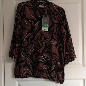 Blus - Helt ny blus från det kända märket KAFFE. Prislappen kvar. St 42/XL  Nypris 599