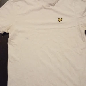 Lyle n scott T-shirt perfekt passform - Använd, men myxket bra skick. Perfekt T-shirt om du ska ut o festa eller bara ut wn på wn middag med tjejen. 