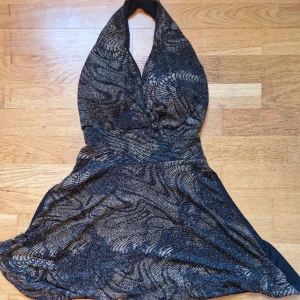 Halter neck glittrig Klänning  - Bra skick 