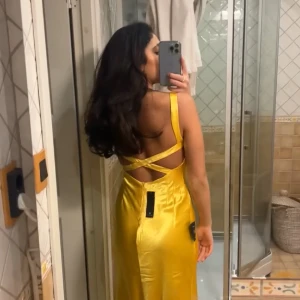 Balklänning - Väldigt fin somrig balklänning i storlek S från lulus! Väldigt lik den välkända klänningen från ”how to lose a guy in 10 days”❤️. Helt ny men tyvärr för liten, prislappen är kvar, perfekt skick. Bilder på kan skickas på begäran! Helt slut i lager! 