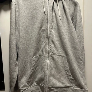 H&m ziphoodie - Säljer denna ziphoodie från h&m i storlek M