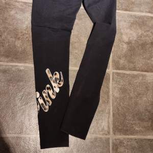 Victoria Secret PINK foldover yoga pants med leopardtryck. Storlek XS. Bra använt skick enligt bilder.  Säljer via köp nu eller prisförslag, allt via Plick.