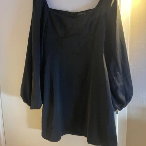 Svart klänning  - Jättefin basic svart klänning ifrån Shein, bra kvalitet och skönt matrial!🖤