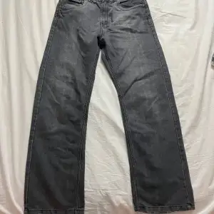 Mörkgråa jeans från Brooklyn xpress, säljer då de inte kommer till användning. Storlek W34L34
