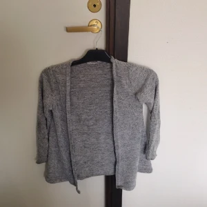 Kofta - En grå kofta har använt några gånger har inga fläckar. Jätte fin på sommaren och på våren.