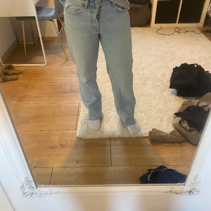 Ljusblåa raka jeans - Snygga raka jeans. Klippta i botten, perfekt längd för de mellan 150–165. Frakt betals själv och priset på jeansen kan diskuteras.