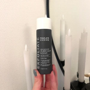 Paulas Choise exfoliering  - En daglig leave-on exfoliering som är extra effektiv för akne, förstorade porer, rynkor, rodnad och pormaskar. Exfolierar både hudens yta och inuti porerna tack vare en koncentration på 2% salicylsyra. Endast testad en gång, nypris 449kr.
