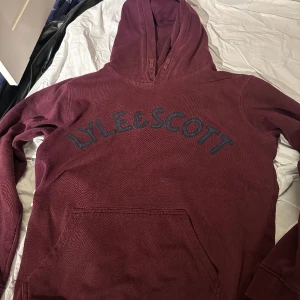 Lyle and scott - Tröja i utmärkt skick som bara använd några gånger. Köpt på kidzbrandstore. Passar både xs och s