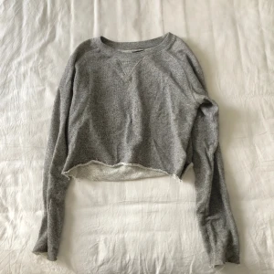 Grå sweater - Grå sweater, avklippt till en magtröja💫