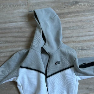 Nike Tech - Nike Tech i storlek S. Har använt ett par gånger men väldigt bra skick, 9/10. Säljer den för jag inte använder den längre. Nypris är 1300kr.