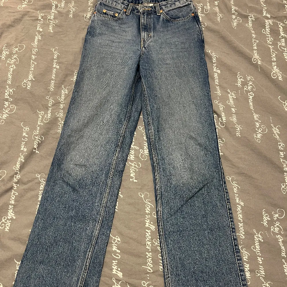 Jättesnygga jeans från weekday som är använda en gång och tyvärr inte kommer t användning längre!! Ord. 500kr, mitt pris: 250kr. Jeans & Byxor.