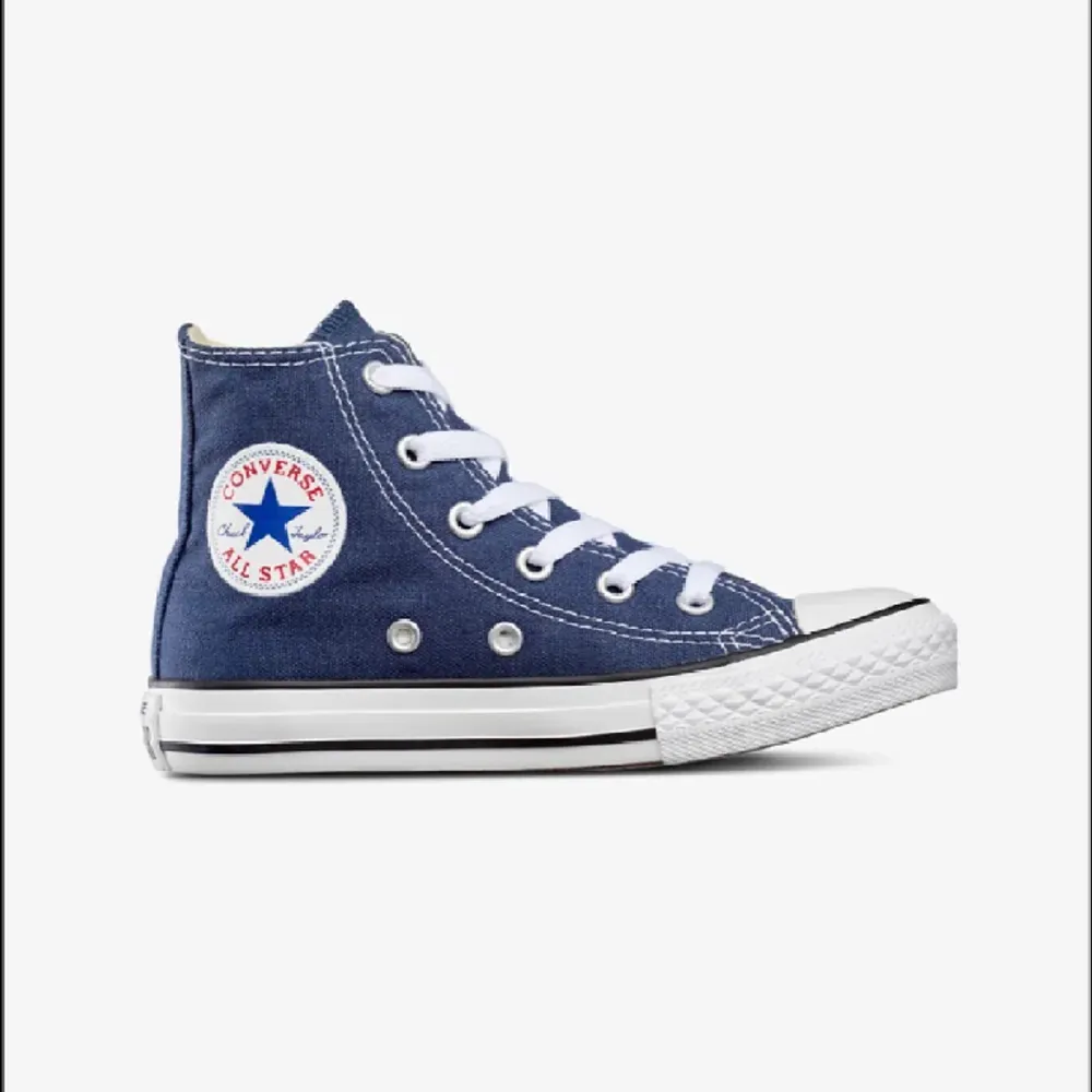 Skor från converse i mörkblåa färgen. 41,5 i storlek men små i storleken så de e typ en 40. Skor.