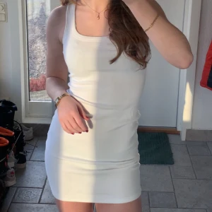 Ribbad kort klänning💓 - Jättesöt ribbad klänning till sommaren🤍 Säljs för att den inte används längre, kontakta mig för fler bilder, frågor och intresse!