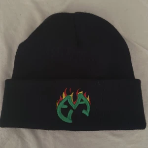 Eva Beanie  - Limited edition Eva Beanie i nyskick, endast provad! Pris kan diskuteras 