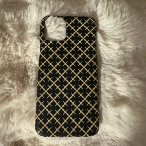 Malene Birger skal  - Trasigt i kanten, sitter på bra,  passar iPhone 11 PRO. 