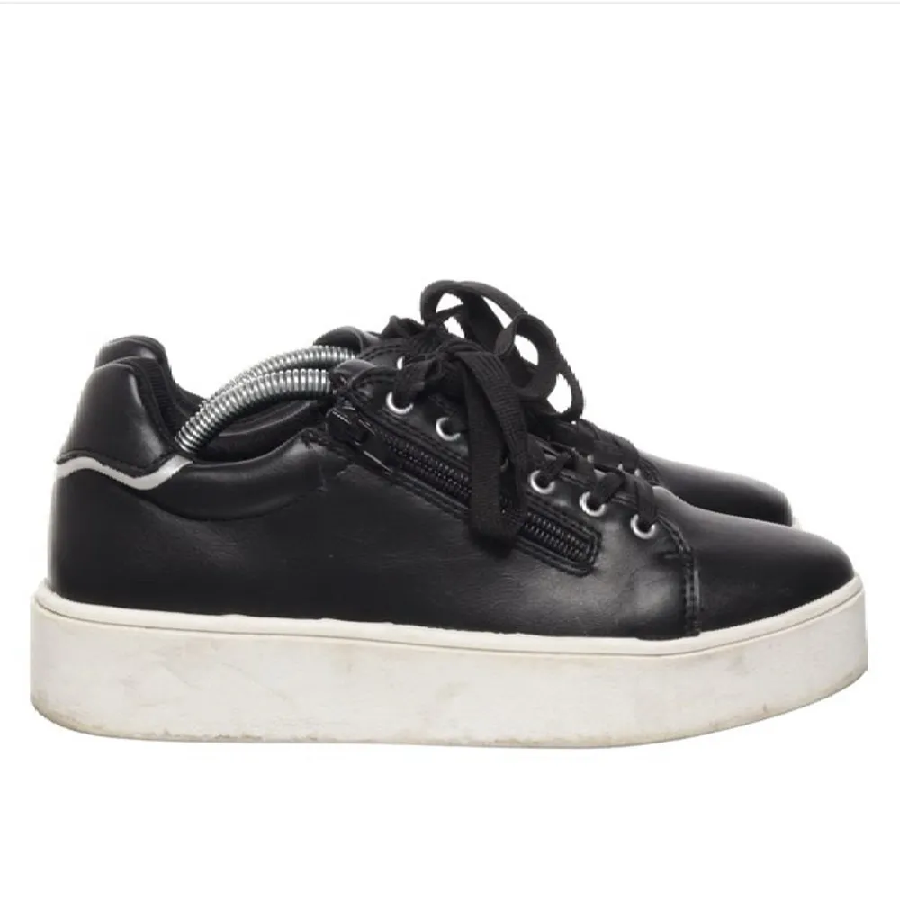 Fina svarta skor med skosnören och dragkedja. Använda några gång bara❣️ inga skador på dem. Skor.