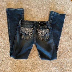 Miss me jeans  - Super fina lågmidjade bootcut missme's! Lite upptrampade, och har en liten fläck vid ena benet! Midjemått: 35cm, innerben: 84cm, ytterben: 102cm. Använd gärna köp nu!🫶