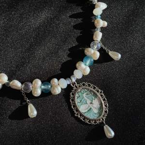 Halsband gjort av glaspärlor & sötvattenspärlor, med en berlock jag målat🦢🪷 reglerbar längd 38-43cm Kika in min instagram @flyingladybugz för mer smycken💗🐞