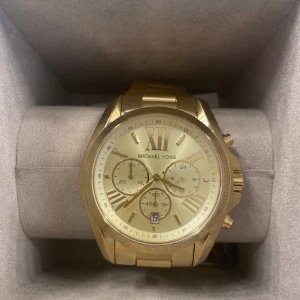 Michael kors klocka - Säljer min oanvända michael kors klocka då jag aldrig använder den