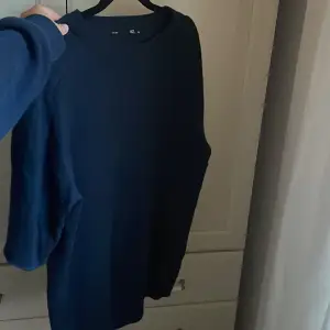 Marinblå trekvarts stickad tröja från lager 157. Lite längre i modellen. Inge defekter alls.