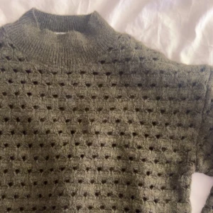 Stickad tröja  - Jättesnygg stickad ”nät” tröja från Mango i en jättesnygg grön färg. Aldrig använd!❤️❤️❤️