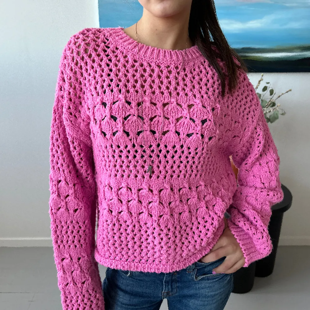 Så snygg rosa stickad tröja från zara, populär men helt slutsåld! Perfekt till sommaren🧡. Tröjor & Koftor.