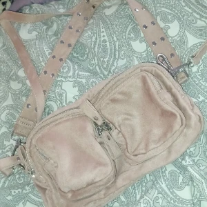 Väska  - En väska i bra skick och i jätte bra kvalitet, och det ryms mycket saker i denna väskan också. 