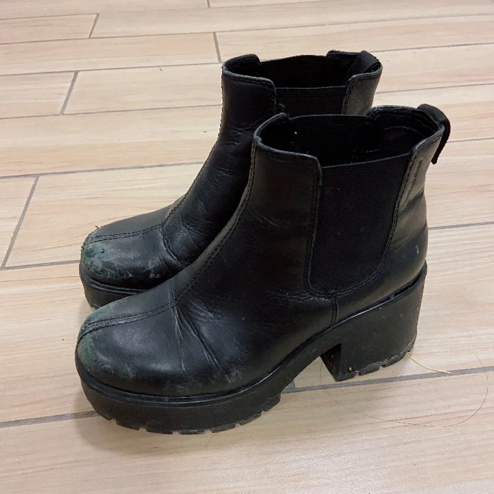 svarta vagabond ankelboots i läder! väldigt bekväma, men lite slitage vid tån!. Skor.