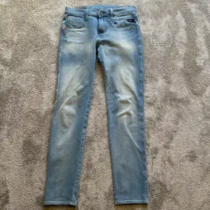 Säljer nu dessa Replay Jeans i färgen blå. Modellen är Anbass vilket Slim fit. Jeansen är endast använda ett fåtal gånger och har inga defekter eller liknande! Hör av dig vid minsta fundering!